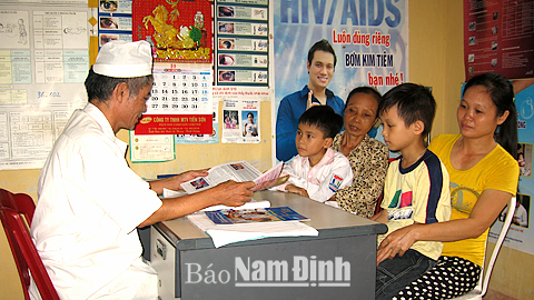 Điều trị AIDS cho trẻ em cần sự chung tay của cộng đồng