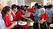 Hội Chữ thập đỏ tỉnh trao hàng viện trợ cho các bếp ăn tình thương
