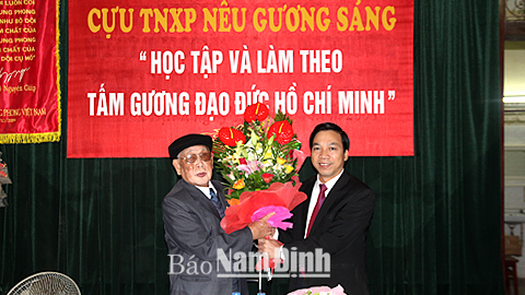 Đồng chí Trần Văn Chung, Phó Bí thư Tỉnh ủy gặp mặt Đoàn đại biểu của tỉnh dự Đại hội Hội Cựu TNXP Việt Nam lần thứ III