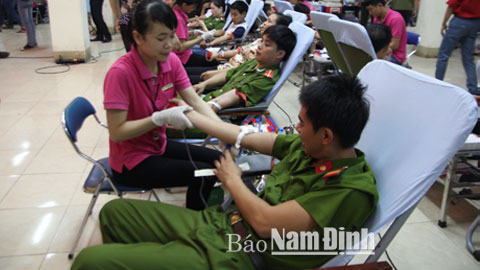 Hơn 1.000 người tham gia hiến máu tại Chương trình Chủ nhật đỏ năm 2015