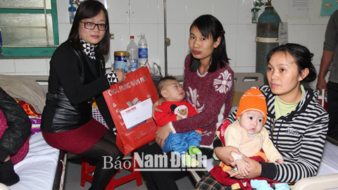 Đoàn Thanh niên Báo Nam Định tặng quà Tết cho người nghèo