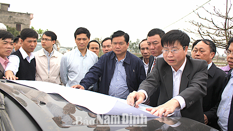 Bộ trưởng Bộ Giao thông vận tải kiểm tra hiện trường để phê duyệt dự án xây dựng một số cầu trọng điểm trên địa bàn tỉnh