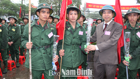 Các đồng chí lãnh đạo tỉnh dự lễ giao quân tại các địa phương
