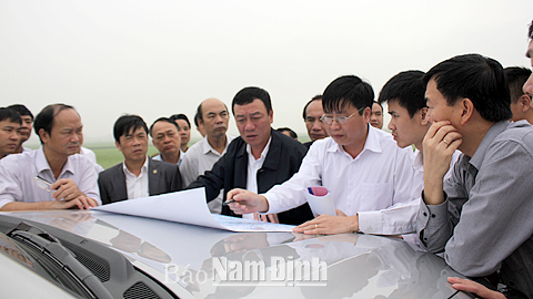 Đồng chí Chủ tịch UBND tỉnh kiểm tra thực địa hướng tuyến dự án xây dựng đường trục phát triển kết nối vùng kinh tế biển tỉnh với đường cao tốc Cầu Giẽ - Ninh Bình