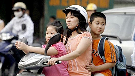 Xử phạt nếu đèo trẻ em không đội mũ bảo hiểm trên xe máy