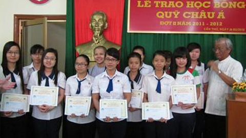 Hội Khuyến học tỉnh trao học bổng Quỹ Châu Á cho nữ học sinh nghèo học giỏi trong tỉnh