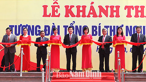 Chủ tịch nước Trương Tấn Sang dự khánh thành tượng đài Tổng Bí thư Nguyễn Văn Linh