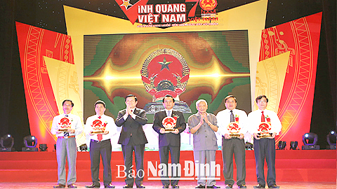 Chủ tịch nước Trương Tấn Sang dự Chương trình Vinh quang Việt Nam 2015