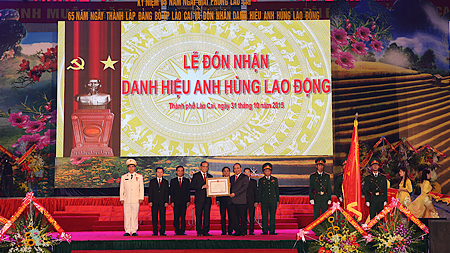 Lào Cai: Thành phố Lào Cai đón nhận danh hiệu Anh hùng