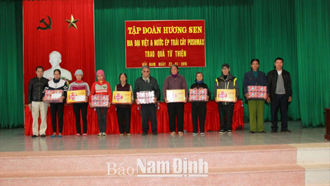 Tập đoàn Hương Sen trao 100 suất quà Tết tại tỉnh ta