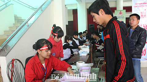 Hoạt động của tình nguyện viên chữ thập đỏ trong công tác từ thiện, nhân đạo