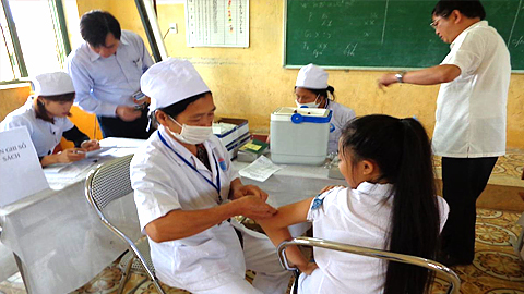 Triển khai kế hoạch tiêm vắc-xin Sởi - Rubella cho đối tượng 16-17 tuổi trong toàn tỉnh