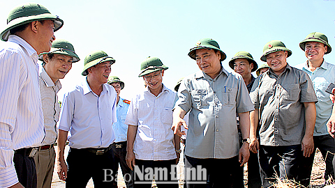 Thủ tướng Chính phủ Nguyễn Xuân Phúc kiểm tra tình hình khắc phục hậu quả bão số 1 tại tỉnh ta