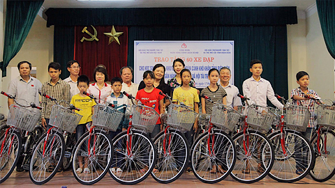 Điện Biên: Trao tặng 60 xe đạp cho học sinh, trẻ khuyết tật, mồ côi, hoàn cảnh khó khăn