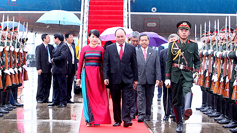 Thủ tướng Nguyễn Xuân Phúc tới Viêng Chăn dự Hội nghị cấp cao ASEAN