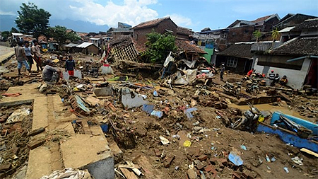 Lũ quét ở Indonesia và chìm phà ở Bangladesh khiến hàng chục người thương vong