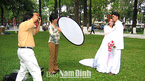 Thợ chụp ảnh đắt khách trong mùa cưới