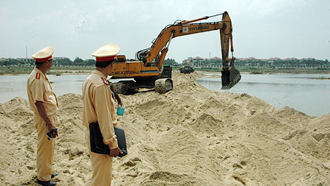 Siết chặt quản lý hoạt động của các bến bãi vật liệu xây dựng ven sông