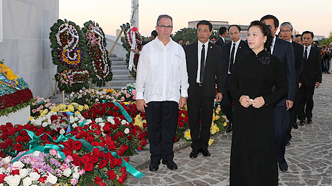 Chủ tịch Quốc hội Nguyễn Thị Kim Ngân viếng Lãnh tụ Cu-ba Phi-đen Cát-xtơ-rô