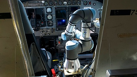 Mỹ phát triển phi công người máy