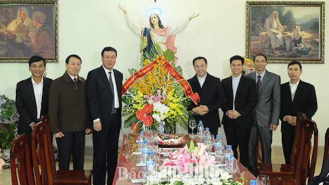 Các đồng chí lãnh đạo tỉnh đi thăm, chúc mừng chức sắc và giáo dân nhân Lễ Giáng sinh 2016