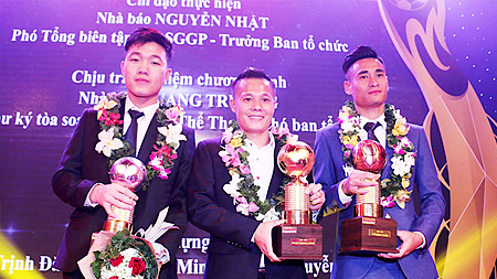 Thành Lương giành danh hiệu Quả bóng vàng Việt Nam 2016