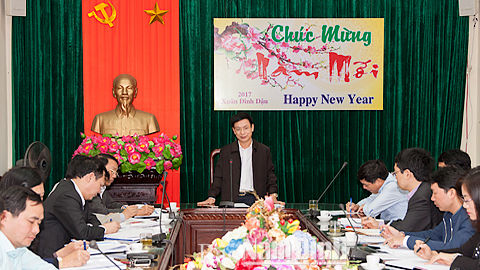 Đồng chí Chủ tịch UBND tỉnh nghe báo cáo kế hoạch tổ chức Lễ hội Khai ấn Đền Trần Xuân Đinh Dậu 2017