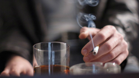Nghĩa vụ của người hút thuốc và những hành vi nào bị nghiêm cấm trong Luật Phòng, chống tác hại của thuốc lá?