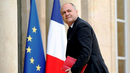 Lại bê bối &quot;việc giả tiền thật&quot;, Bộ trưởng Nội vụ Pháp từ chức