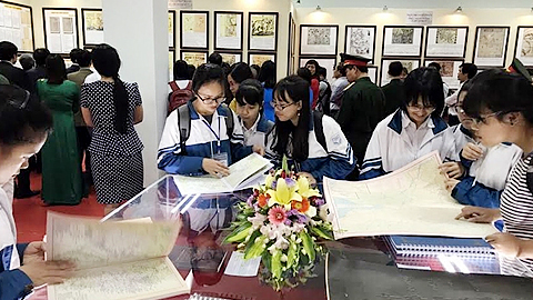 Ngày sách Việt Nam tỉnh Nam Định lần II năm 2017 và triển lãm bản đồ, trưng bày tư liệu về Hoàng Sa, Trường Sa