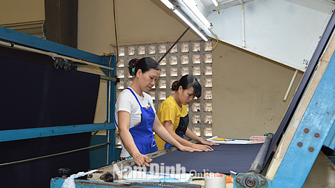 Công ty cổ phần Dệt lụa Nam Định tăng cường các biện pháp an toàn vệ sinh lao động