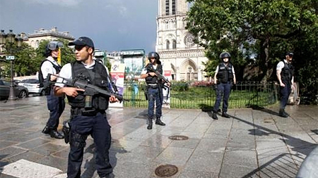 Pháp: Cảnh sát bị tấn công bằng búa ở Nhà thờ Đức Bà Paris