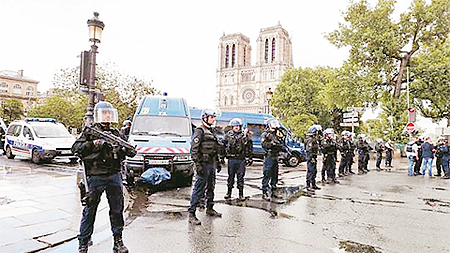 Pháp, Anh mở rộng điều tra các vụ tiến công khủng bố