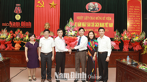 Đồng chí Phó Bí thư Thường trực Tỉnh uỷ thăm, chúc mừng cán bộ, phóng viên Báo Nam Định nhân Ngày Báo chí cách mạng Việt Nam