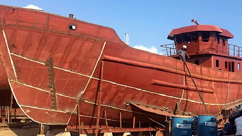 Đoàn công tác của UBND tỉnh kiểm tra các cơ sở đóng tàu theo Nghị định 67