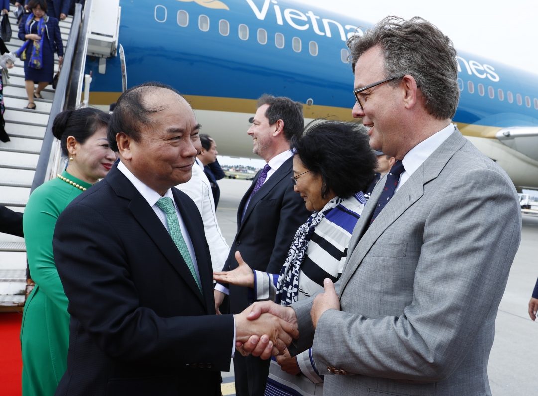 Thủ tướng Nguyễn Xuân Phúc đến Am-xtéc-đam, bắt đầu thăm Hà Lan