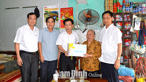 Đồng chí Chủ tịch UBND tỉnh thăm, tặng quà gia đình chính sách nhân ngày 27-7