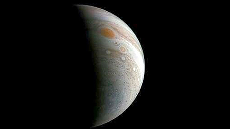 Tàu thăm dò Juno đã tiếp cận thành công siêu bão trên Sao Mộc