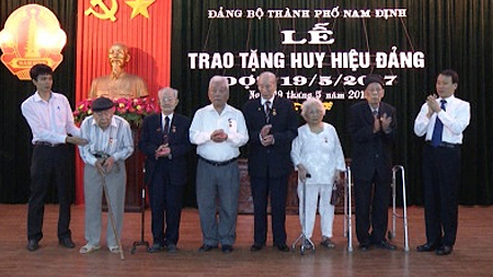 Thành ủy Nam Định tổ chức trao tặng Huy hiệu Đảng
