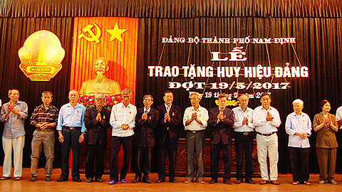 Toàn tỉnh đã có trên 21 nghìn đảng viên được tặng Huy hiệu Đảng