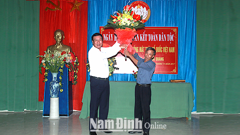 Đồng chí Chủ nhiệm Văn phòng Chủ tịch nước và đồng chí Bí thư Tỉnh ủy dự Ngày hội Đại đoàn kết toàn dân tộc tại xã Hồng Quang