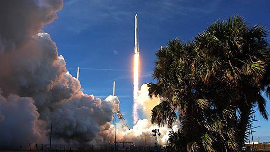 Lần đầu tiên SpaceX tiếp tế cho ISS bằng tàu vũ trụ và tên lửa tái sử dụng