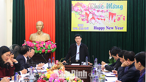 Đồng chí Chủ tịch UBND tỉnh nghe báo cáo kế hoạch tổ chức Lễ hội Khai ấn Đền Trần Xuân Mậu Tuất 2018