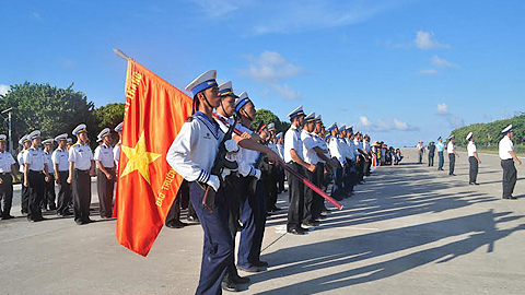 Đoàn công tác của tỉnh đi thăm cán bộ, chiến sĩ, nhân dân huyện đảo Trường Sa và nhà giàn DK1