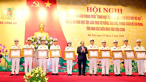 Thủ tướng Nguyễn Xuân Phúc dự Hội nghị tổng kết 5 năm phong trào "CAND học tập, thực hiện Sáu điều Bác Hồ dạy"