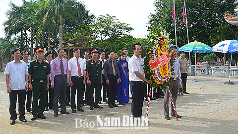 Đoàn đại biểu Tỉnh ủy, HĐND, UBND, Mặt trận Tổ quốc và lực lượng vũ trang tỉnh viếng Nghĩa trang liệt sĩ Việt - Lào