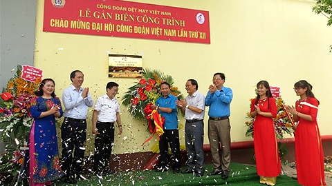 Gắn biển công trình chào mừng Đại hội Công đoàn Việt Nam lần thứ XII