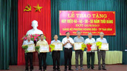 Thành ủy Nam Định trao tặng Huy hiệu Đảng đợt 2-9