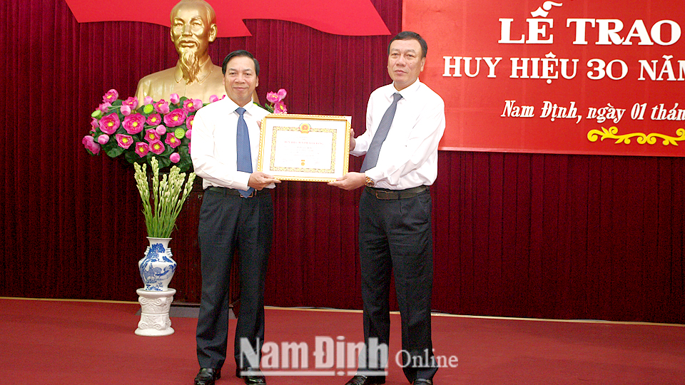 Trao tặng Huy hiệu 30 năm tuổi Đảng cho đồng chí Trần Văn Chung, Phó Bí thư Thường trực Tỉnh ủy