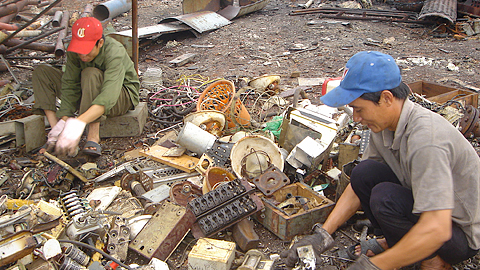 Giám sát việc xử lý môi trường tại làng nghề Bình Yên